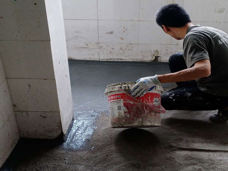 衛(wèi)生間地面防水：1.利用水泥砂漿水泥砂漿或豆石混凝土鋪平坡度。訣竅是：地漏附近坡度大，門口附近坡度小。 2.利用管根密封膏封嚴管線，管線要穿透樓板根部。刷防水涂料時可以貼1-2層玻璃絲布加強防水性。 3.墻壁表面打磨成干凈平光沒有顆?；覊m，墻壁與地面的交接區(qū)域注意原角和坡角的設置。 4.聚氨酯防水涂膜由管根和墻角處開始進行涂抹，在常溫下經(jīng)過4小時放干后，再大面積涂抹和刮刷。注意涂料總厚度大于1. 5毫米，不能有漏刮和鼓泡的不良現(xiàn)象。24小時后立面涂刷下一層，之后再以垂直的方向進行二次涂刷。最后涂膜半固化，拋甩粗砂粒方便與水泥砂漿融合。 5.防水層的設置與具體區(qū)域有關。防水地面的防水層應高出地面200寬，地面防水層應超出衛(wèi)生間門口以外300寬。而又淋浴的衛(wèi)生間墻面防水層則應設置為高出地面1800寬。 6.展開閉水實驗的時候，先完成防水工作再利用包立管方法。之后再局部進行防水。閉水試驗也可為了避免破壞地面防水層而免做。