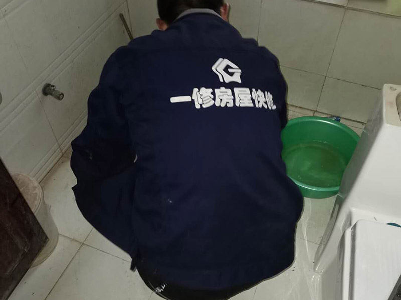 衛(wèi)生間滲水比較輕微，衛(wèi)生間不砸瓷磚做